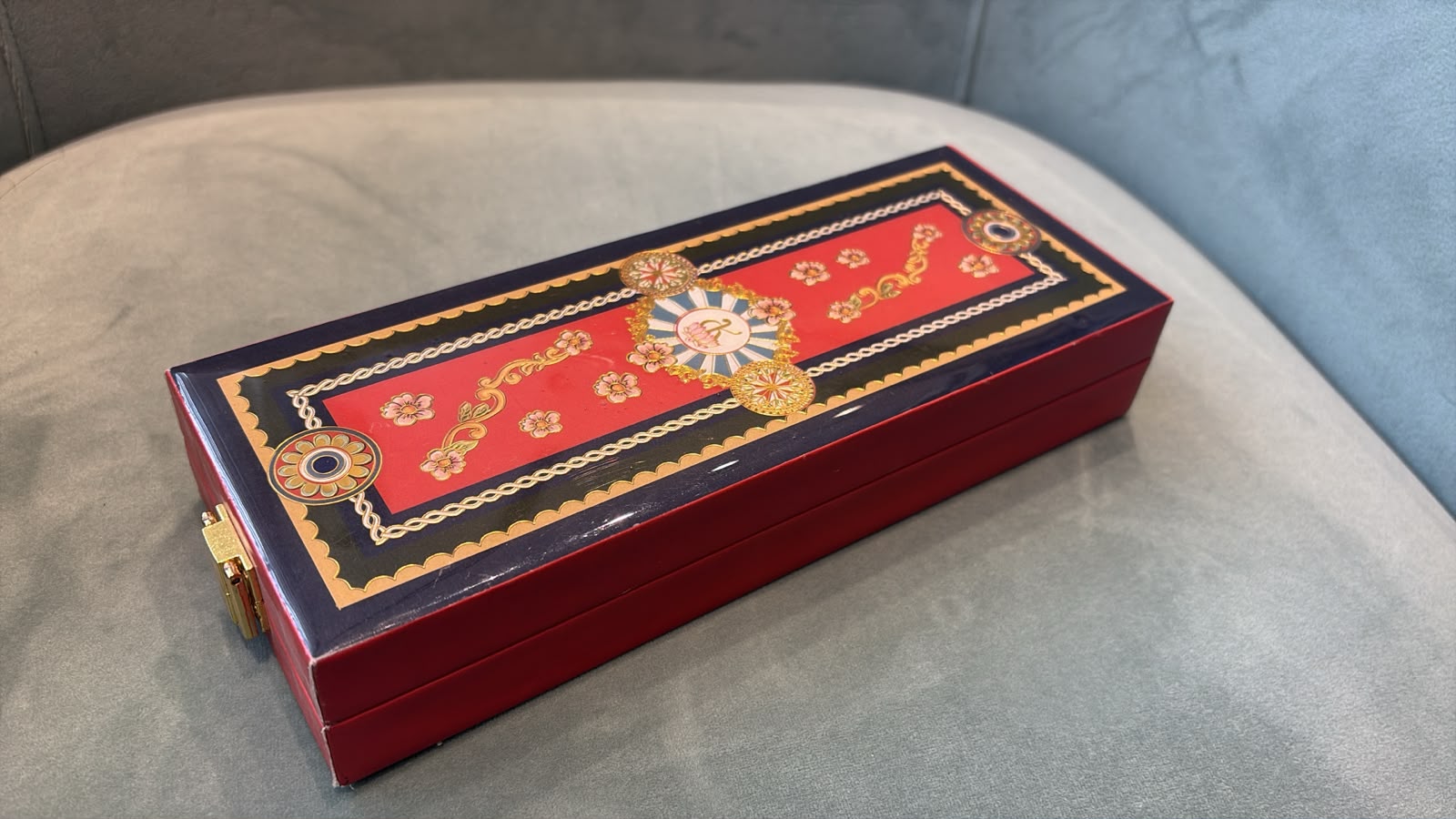 Izzhaar Regal Medallion Ribbon Slim Box