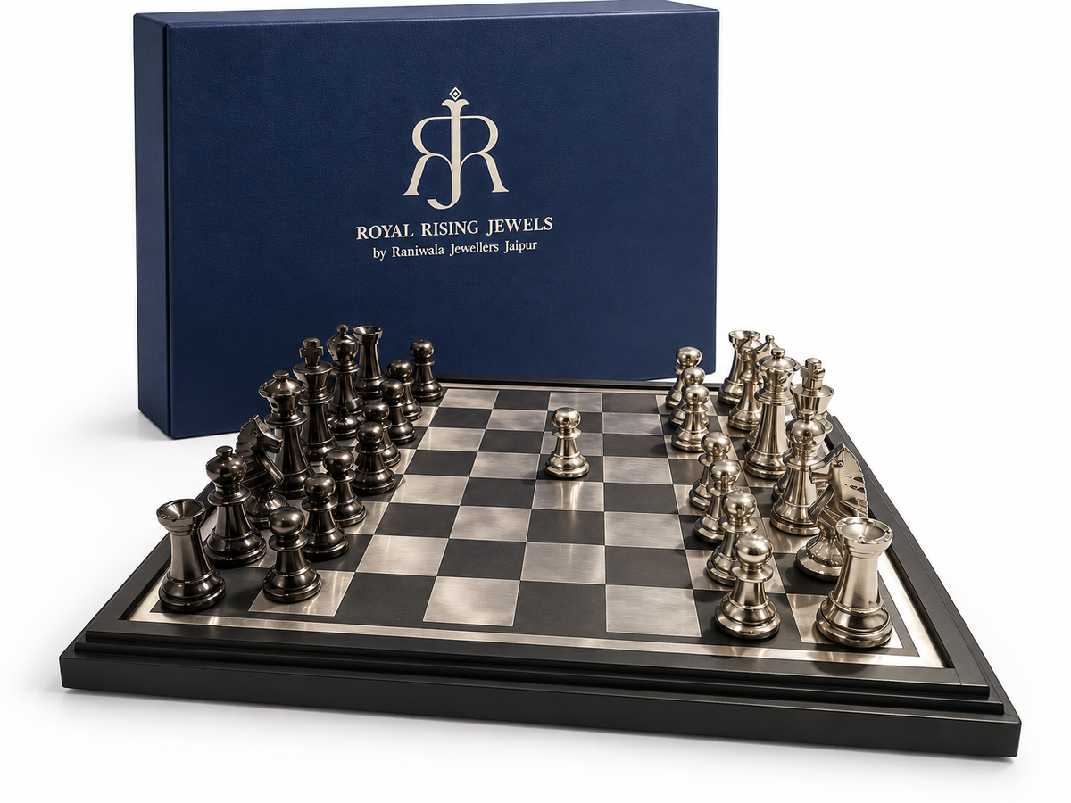 Izzhaar The Monarch Chess Collection