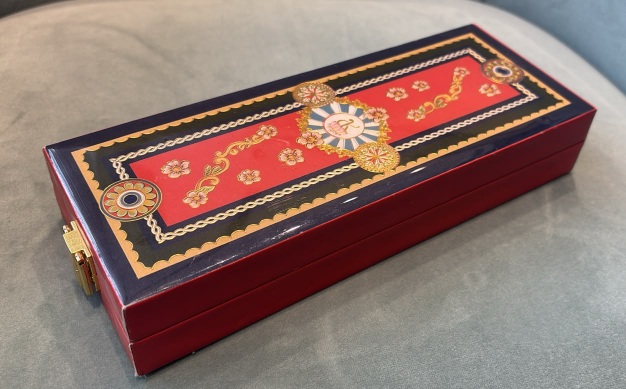 Izzhaar Regal Medallion Ribbon Slim Box
