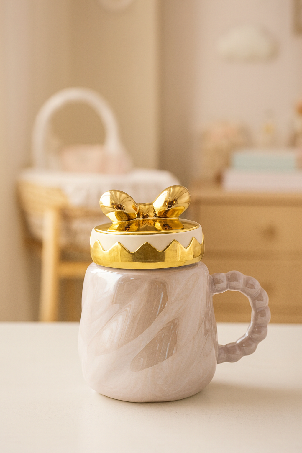 Izzhaar “Royal Glaze Mug” with Golden Bow Lid